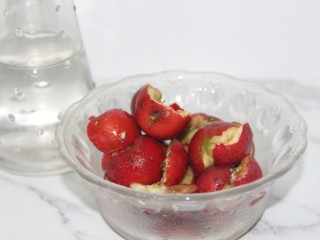 2、冬喝暖饮夏吃冰~开胃山楂苹果饮,切开,挖出核