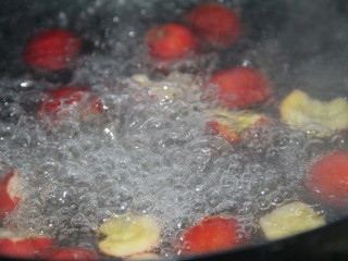 6、冬喝暖饮夏吃冰~开胃山楂苹果饮,大火煮开