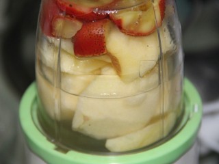 13、冬喝暖饮夏吃冰~开胃山楂苹果饮,搅拌一分钟左右