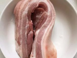 1、【蒜泥白肉】眼前一亮的宴客菜,现将买回的五花肉洗干净，去买五花肉的时候要注意，一定要挑层数多、肥瘦相间的肉肉