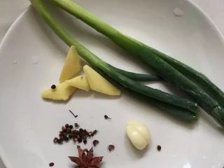 2、【蒜泥白肉】眼前一亮的宴客菜,准备小葱、姜、花椒、大料还有一点蒜