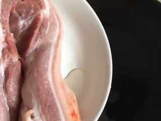 3、【蒜泥白肉】眼前一亮的宴客菜,放入锅中