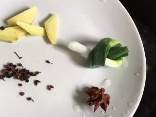 4、【蒜泥白肉】眼前一亮的宴客菜,锅里放水，加入葱、姜大料花椒和蒜