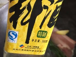 5、【蒜泥白肉】眼前一亮的宴客菜,放料酒将肉煮40分钟
