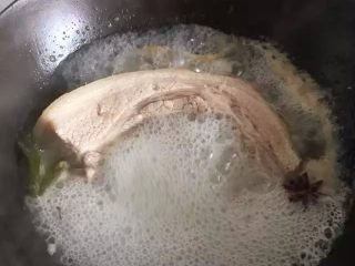 6、【蒜泥白肉】眼前一亮的宴客菜,最后用筷子插一下五花肉，如果能迅速进入，说明肉已经熟了。