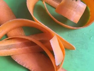 7、【蒜泥白肉】眼前一亮的宴客菜,胡萝卜也切片