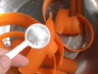 8、【蒜泥白肉】眼前一亮的宴客菜,胡萝卜片加盐腌渍一下，促其软化