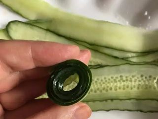 9、【蒜泥白肉】眼前一亮的宴客菜,黄瓜片卷成卷