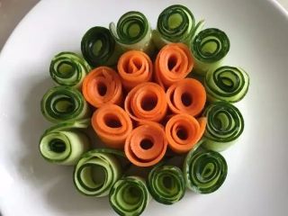 11、【蒜泥白肉】眼前一亮的宴客菜,摆放在盘子中间备用