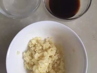 12、【蒜泥白肉】眼前一亮的宴客菜,将煮好的肉取出，放凉切片，准备蒜泥