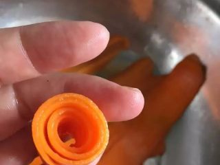 10、【蒜泥白肉】眼前一亮的宴客菜,胡萝卜片卷成卷