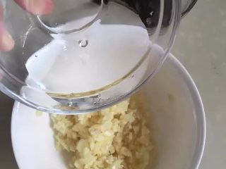 13、【蒜泥白肉】眼前一亮的宴客菜,往蒜泥里放少许白醋