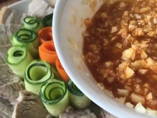 16、【蒜泥白肉】眼前一亮的宴客菜,将调好味道的蒜泥放在五花肉上