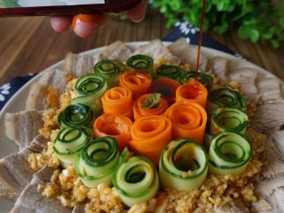 17、【蒜泥白肉】眼前一亮的宴客菜,淋上仲景麻辣油，这道菜就完工了。