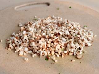 2、芹菜香菇饺子,香菇浸泡后洗净挤干水分,切碎