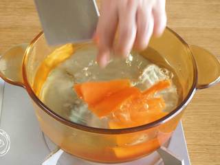 2、蔬菜蛋卷8m+,胡萝卜片焯水捞出~