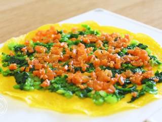 8、蔬菜蛋卷8m+,再放入胡萝卜碎，摊平~