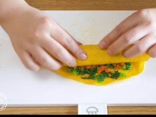 9、蔬菜蛋卷8m+,开始由下往上，轻轻卷起来，直到卷完整个蛋卷，尽量卷紧实~