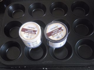 1、巧克力杯子蛋糕,准备好杯子蛋糕模具，我用学厨的，质量棒棒哒~