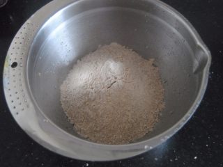 3、巧克力杯子蛋糕,预拌粉倒进盘里