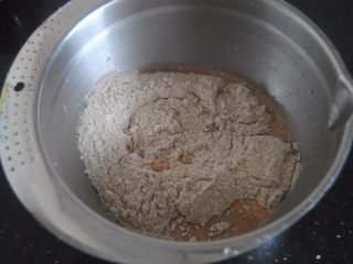 4、巧克力杯子蛋糕,加入牛奶