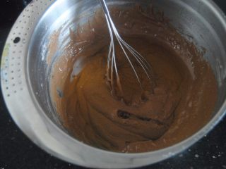 5、巧克力杯子蛋糕,吃点菠菜大力拌匀