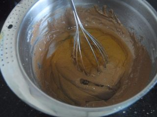 6、巧克力杯子蛋糕,加入玉米油