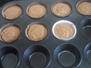 8、巧克力杯子蛋糕,倒入模具内，原以为能做12个的，结果才装了7个，太低估了模具的尺寸了，哈哈
