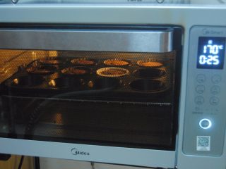 9、巧克力杯子蛋糕,烤箱170度中层烤制20分钟左右