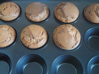 10、巧克力杯子蛋糕,牙签扎进去没用东西带出来就是熟透了