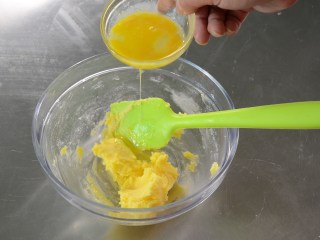 3、布丁水果派,在拌匀好的黄油中加入鸡蛋蛋液，并搅拌均匀；
