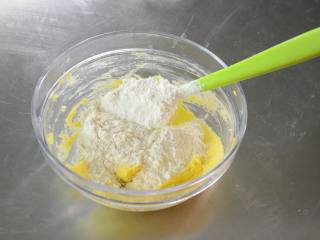 4、布丁水果派,把低筋面粉加入拌匀；