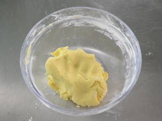 5、布丁水果派,把拌好的面团擀成厚薄均匀、和派模具大小一样的派皮；