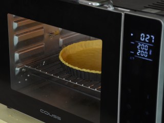 7、布丁水果派,把擀好的派体把预热好的烤箱中，温度上火200度，下火180度，烘烤时间为20分钟；