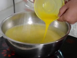 10、布丁水果派,把蛋黄提前打散，慢慢倒入布丁水中，搅拌均匀；