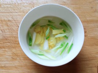 1、萝卜肉丸汤,先将姜切片、葱白切小段，放适量温开水泡上备用。