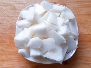 2、萝卜肉丸汤,将白萝卜去皮洗净切成小块备用。