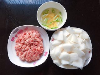 3、萝卜肉丸汤,将猪肉洗净控干水分剁成末。