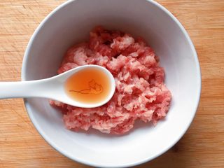 4、萝卜肉丸汤,开始制作肉丸：在猪肉末里加入一汤勺料酒