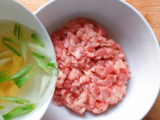 5、萝卜肉丸汤,加入适量葱姜汁