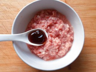 6、萝卜肉丸汤,加入一汤勺耗油