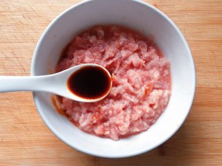 7、萝卜肉丸汤,加入一汤勺生抽