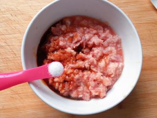 8、萝卜肉丸汤,加入一小勺白糖