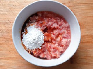 9、萝卜肉丸汤,加入适量玉米淀粉