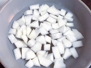 11、萝卜肉丸汤,锅中倒入适量清水，放入切好的白萝卜，大火烧开。