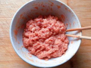 10、萝卜肉丸汤,然后用筷子朝一个方向使劲搅拌上劲。