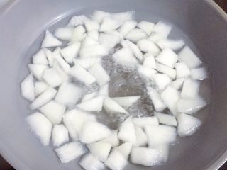 12、萝卜肉丸汤,待萝卜烧至八成熟时，转最小火。