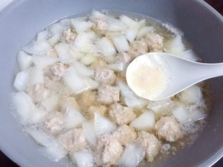 14、萝卜肉丸汤,待肉丸全部都浮起来再煮2分钟，撇去浮沫，关火。