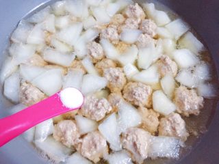 15、萝卜肉丸汤,加入适量盐调味。