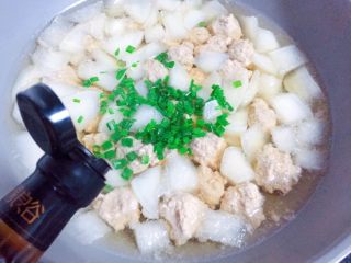 16、萝卜肉丸汤,加入葱花，再滴几滴香油拌匀即可。